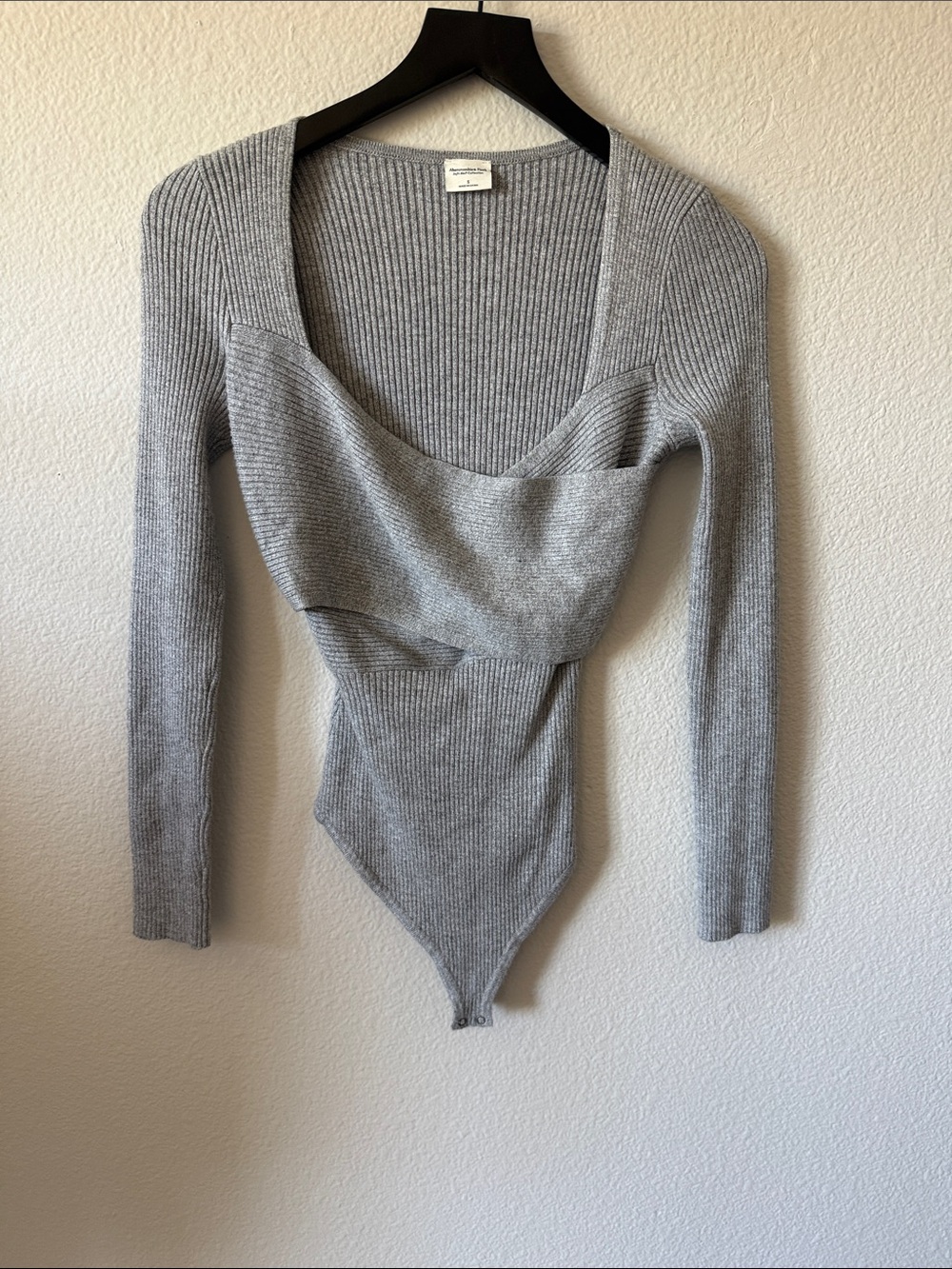Abercrombie & Fitch Gray Ribbed Long-Sleeve Sweetheart Bodysuit
